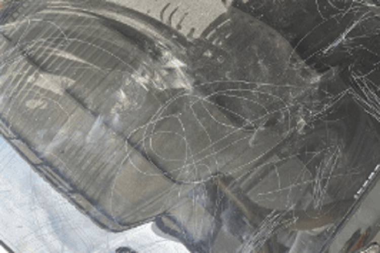 Chi phí tham khảo trong hãng cho hạng mục sơn lại xe Mercedes-Benz bị xước lên tới 30 - 40 triệu đồng. Đáng buồn hơn, theo chủ xe, anh vừa bỏ ra một khoản không nhỏ để phủ ceramic cho toàn bộ ngoại thất xe.