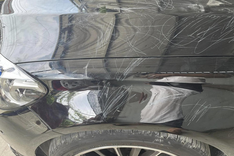 Mới đây, trong nhóm chơi xe Mercedes-Benz, một chủ xe đã chia sẻ trường hợp khá đáng buồn của mình. Cụ thể, chiếc xe Mercedes-Benz của anh khi đang đỗ trong sân nhà đã bị trẻ em hàng xóm dùng gạch vẽ nguệch ngoạc khắp toàn bộ thân xe. .