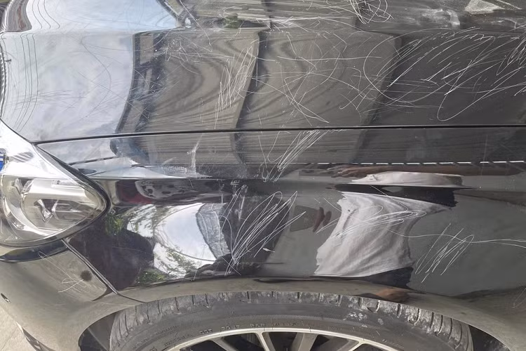 Mới đây, trong nhóm chơi xe Mercedes-Benz, một chủ xe đã chia sẻ trường hợp khá đáng buồn của mình. Cụ thể, chiếc xe Mercedes-Benz của anh khi đang đỗ trong sân nhà đã bị trẻ em hàng xóm dùng gạch vẽ nguệch ngoạc khắp toàn bộ thân xe. .