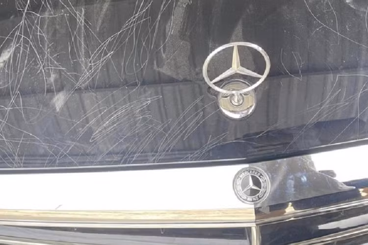 Do những đứa trẻ dùng gạch để vẽ lên xe Mercedes-Benz, chiếc xe đã bị xước nghiêm trọng. Theo chia sẻ của chủ xe, chiếc ô tô hạng sang này chỉ có thể được khắc phục bằng cách sơn lại toàn bộ phần ngoại thất.
