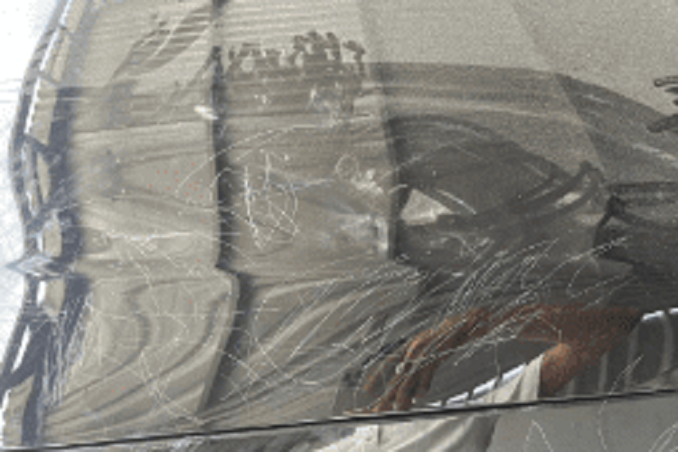 Những sự cố gây ra bởi trẻ em thường rất khó xử lý bởi các em chưa thực sự ý thức được hậu quả từ hành động của mình. Để tránh những trường hợp tương tự, các phụ huynh nên dặn dò con em mình không nên viết, vẽ tùy tiện lên tường, xe, hay ở những nơi công cộng.