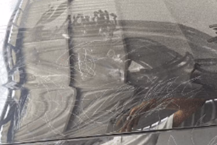 Những sự cố gây ra bởi trẻ em thường rất khó xử lý bởi các em chưa thực sự ý thức được hậu quả từ hành động của mình. Để tránh những trường hợp tương tự, các phụ huynh nên dặn dò con em mình không nên viết, vẽ tùy tiện lên tường, xe, hay ở những nơi công cộng.