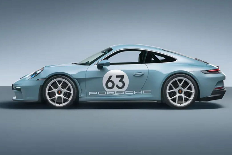 “Chúng tôi muốn đảm bảo rằng ôtô luôn sẵn sàng đến tay những người đam mê thực sự, để được lái và tận hưởng trong nhiều năm tới. Vì lý do này, những người được ‘thuê’ 911 S/T ở Hoa Kỳ sẽ phải tuân thủ thời hạn lưu giữ tối thiểu theo thỏa thuận, ấn định là một năm,” ông Frank Moser – người đứng đầu dòng xe Porsche 911 và 718 cho biết.