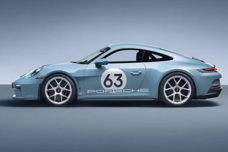 “Chúng tôi muốn đảm bảo rằng ôtô luôn sẵn sàng đến tay những người đam mê thực sự, để được lái và tận hưởng trong nhiều năm tới. Vì lý do này, những người được ‘thuê’ 911 S/T ở Hoa Kỳ sẽ phải tuân thủ thời hạn lưu giữ tối thiểu theo thỏa thuận, ấn định là một năm,” ông Frank Moser – người đứng đầu dòng xe Porsche 911 và 718 cho biết.