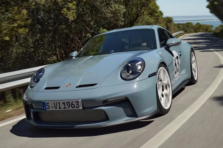 Từ tháng 10/2023, thương hiệu xe Đức đã thử nghiệm phương án mới nhằm ngăn chặn “những kẻ đầu cơ” mua đi bán lại các mẫu xe phiên bản giới hạn, được săn đón để kiếm lời ở Mỹ. Theo đó, khách hàng khi mua xe của Porsche sẽ phải “thuê” xe trong 12 tháng đầu tiên.