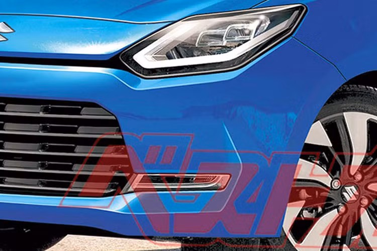 Cụ thể, Suzuki Swift 2024 được trang bị lưới tản nhiệt mới, sơn màu đen bóng và bao quanh bằng viền dày dặn. Logo của hãng Suzuki không còn nằm bên trong lưới tản nhiệt mà đưa lên trên, sát với nắp ca-pô hơn. Nắp ca-pô của xe được thiết kế dạng vỏ sò theo phong cách SUV.