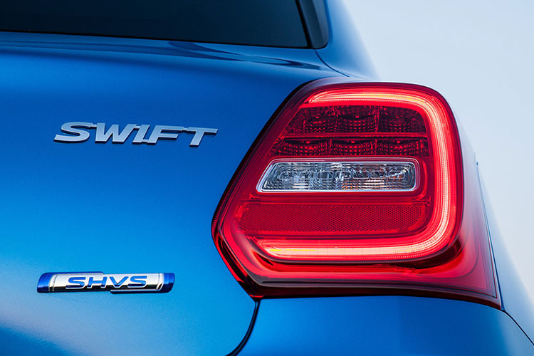 Bên cạnh đó là cụm đèn pha LED mới, tích hợp dải đèn LED định vị ban ngày hình chữ "V". Cản trước của Suzuki Swift 2024 cũng được làm mới với hốc gió trung tâm được trang trí bằng nẹp màu bạc. Ở hai góc đầu xe vẫn là đèn sương mù như thế hệ cũ.
