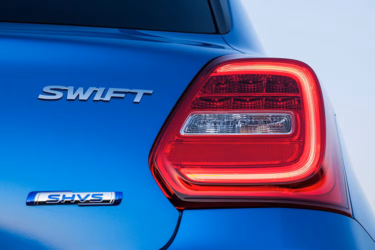 Bên cạnh đó là cụm đèn pha LED mới, tích hợp dải đèn LED định vị ban ngày hình chữ "V". Cản trước của Suzuki Swift 2024 cũng được làm mới với hốc gió trung tâm được trang trí bằng nẹp màu bạc. Ở hai góc đầu xe vẫn là đèn sương mù như thế hệ cũ.