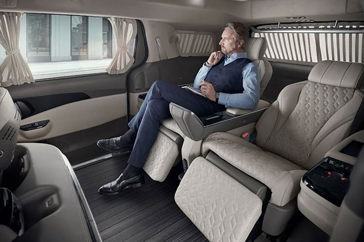 Trong khi đó, không gian nội thất của xe tập trung vào những người ngồi ở hàng ghế sau với hàng loạt trang bị tiện nghi sang trọng và hiện đại. Vị trí ghế ông chủ có thể ngả ra hoàn toàn để người ngồi có thể nằm đường khi phải di chuyển trên một quãng đường dài.