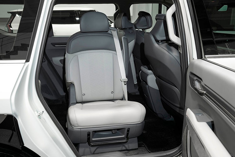 Tuy nhiên, so với phiên bản dành cho Hàn Quốc, Kia EV9 2024 ở thị trường Mỹ thiếu một trang bị vốn là điểm nhấn của mẫu xe này. Cụ thể, trang bị này là hàng ghế thứ 2 có thể xoay 180 độ về phía sau để các hành khách dễ giao tiếp với nhau hơn. Sở dĩ trang bị này không có trên Kia EV9 2024 ở thị trường Mỹ vì lo ngại về an toàn.