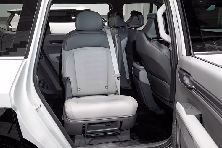Tuy nhiên, so với phiên bản dành cho Hàn Quốc, Kia EV9 2024 ở thị trường Mỹ thiếu một trang bị vốn là điểm nhấn của mẫu xe này. Cụ thể, trang bị này là hàng ghế thứ 2 có thể xoay 180 độ về phía sau để các hành khách dễ giao tiếp với nhau hơn. Sở dĩ trang bị này không có trên Kia EV9 2024 ở thị trường Mỹ vì lo ngại về an toàn.