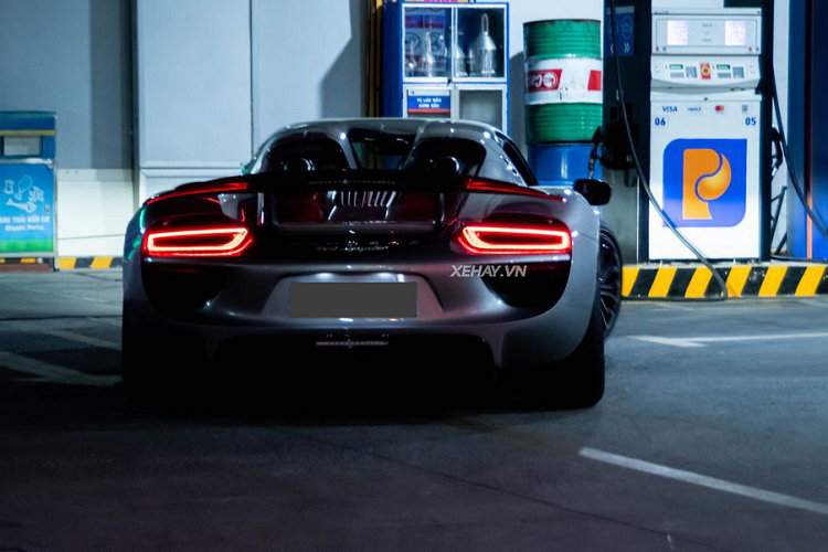 Hiện vẫn chưa rõ chủ nhân của chiếc Porsche 918 Spyder này đã tốn bao nhiêu tiền để đưa xe về nước. Chỉ biết rằng vào thời điểm mới ra mắt, giá xe Porsche 918 Spyder tại thị trường quốc tế có mức bán khởi điểm từ 845.000 USD (tương đương khoảng 19,8 tỷ đồng). 
