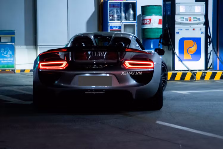 Hiện vẫn chưa rõ chủ nhân của chiếc Porsche 918 Spyder này đã tốn bao nhiêu tiền để đưa xe về nước. Chỉ biết rằng vào thời điểm mới ra mắt, giá xe Porsche 918 Spyder tại thị trường quốc tế có mức bán khởi điểm từ 845.000 USD (tương đương khoảng 19,8 tỷ đồng). 