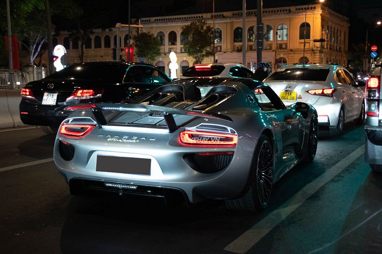 Porsche 918 Spyder là một mẫu xe rất đặc biệt. Đây là cái tên đầu tiên trong gia đình Porsche sử dụng nền tảng truyền động hybrid với trang bị động cơ xăng 4.6l hút khí tự nhiên, kết hợp cùng 2 mô-tơ điện, sản sinh ra tổng công suất 886 mã lực và 1.245 Nm mô-men xoắn. 