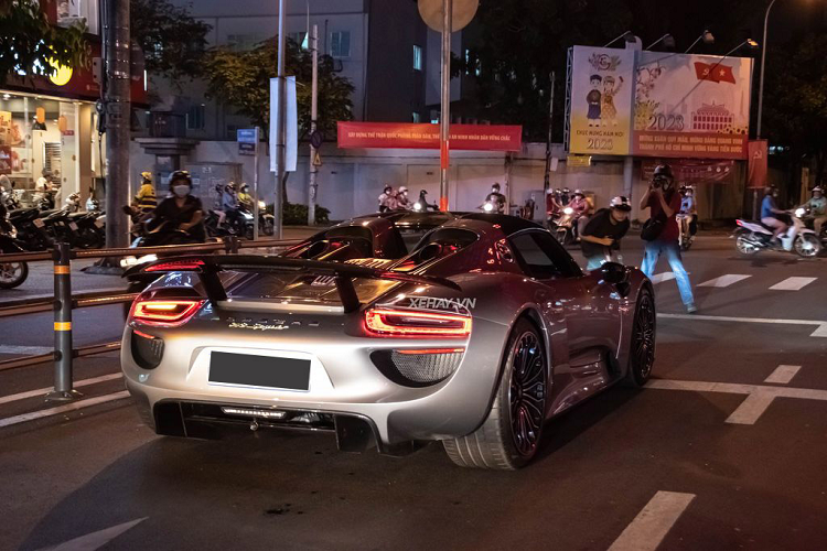 Mẫu xe này đã được hãng xe xứ Stuttgart dừng nhận đơn đặt hàng từ tháng 12/2014 và kết thúc quá trình sản xuất vào tháng 6/2015. 