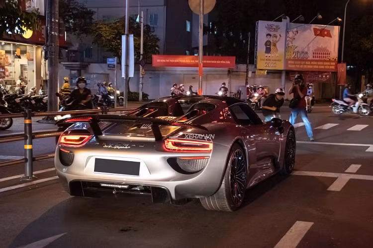 Mẫu xe này đã được hãng xe xứ Stuttgart dừng nhận đơn đặt hàng từ tháng 12/2014 và kết thúc quá trình sản xuất vào tháng 6/2015. 