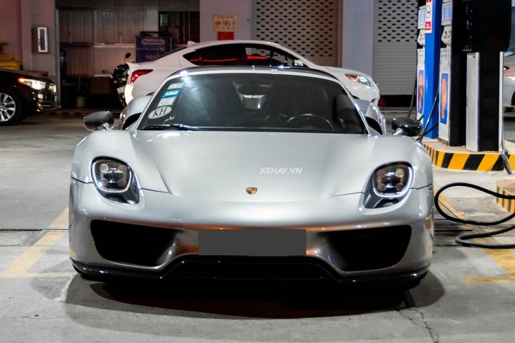Được biết, chiếc Porsche 918 Spyder này được đưa về nước vào hồi tháng 3 năm ngoái. Chiếc còn lại màu trắng thuộc sở hữu của ông Đặng Lê Nguyên Vũ. Porsche 918 Spyder đặc biệt này chỉ được sản xuất giới hạn với số lượng 918 chiếc, đúng với tên gọi. 