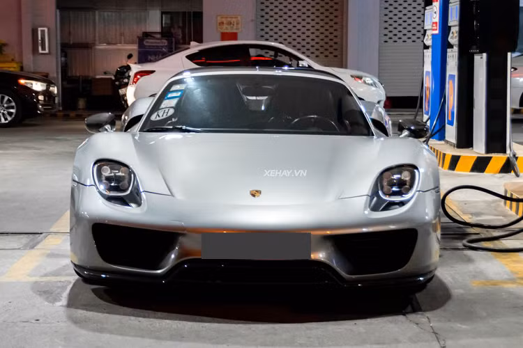 Được biết, chiếc Porsche 918 Spyder này được đưa về nước vào hồi tháng 3 năm ngoái. Chiếc còn lại màu trắng thuộc sở hữu của ông Đặng Lê Nguyên Vũ. Porsche 918 Spyder đặc biệt này chỉ được sản xuất giới hạn với số lượng 918 chiếc, đúng với tên gọi. 