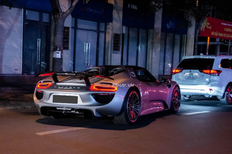 Thời gian tăng tốc từ 0 - 100 km/h của Porsche 918 Spyder chỉ là 2,8 giây, tốc độ tối đa của xe là 345 km/h. 