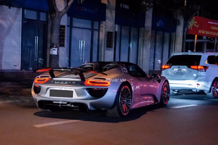 Thời gian tăng tốc từ 0 - 100 km/h của Porsche 918 Spyder chỉ là 2,8 giây, tốc độ tối đa của xe là 345 km/h. 