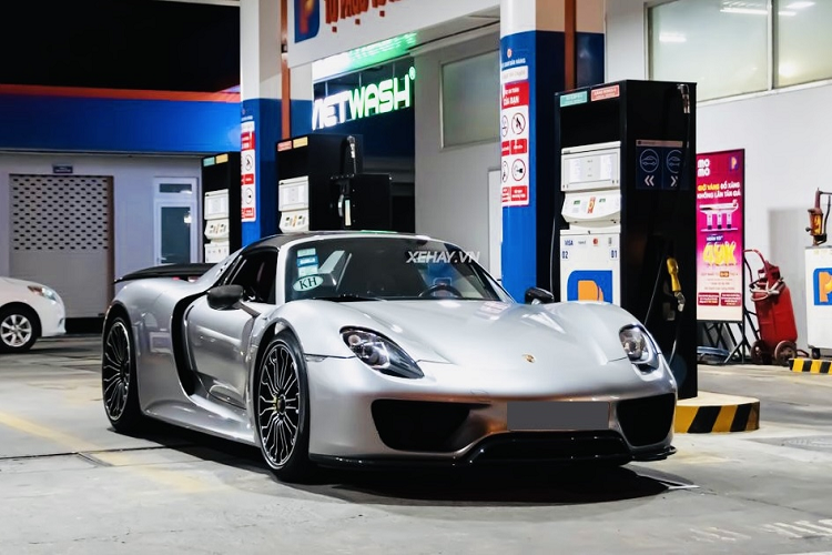 Một trong hai chiếc Porsche 918 Spyder hiếm hoi tại Việt Nam mới đây đã bất ngờ xuất hiện trên đường phố Sài Gòn, thu hút rất nhiều sự chú ý của người đi đường. 