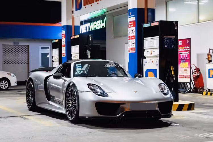 Một trong hai chiếc Porsche 918 Spyder hiếm hoi tại Việt Nam mới đây đã bất ngờ xuất hiện trên đường phố Sài Gòn, thu hút rất nhiều sự chú ý của người đi đường. 