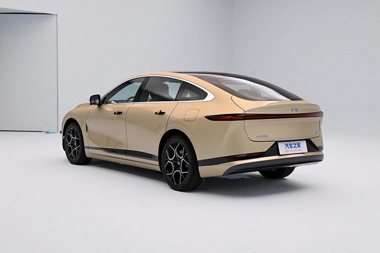 Phiên bản có pin ternary (NMC) 58,1 kWh cho phạm vi chạy điện 515 km, và nếu muốn đi xa hơn, với tầm hoạt động 710 km, bạn hãy mạnh dạn chọn pin 80 kWh. Mức giá xe Changan Qiyuan A07 2024 chưa công bố, nhưng xét về vị trí và sự phát triển trên cùng một nền tảng, nó dự kiến sẽ bán ra khoảng 200.000 nhân dân tệ.