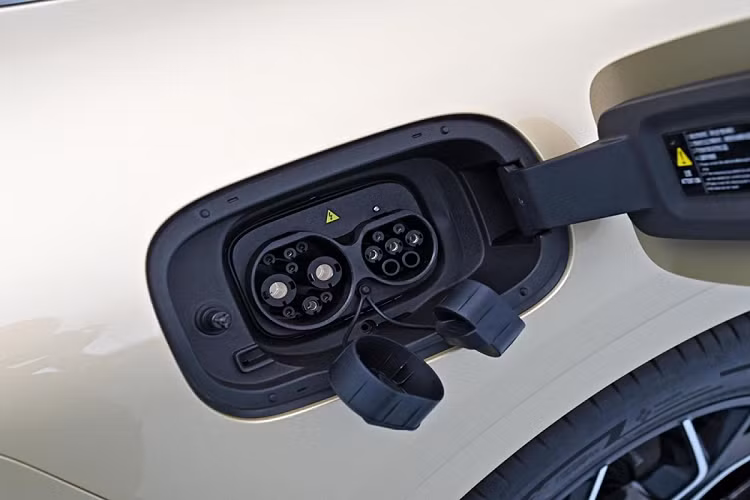 Qiyuan A07 có hai tùy chọn hệ thống truyền động. Đầu tiên là EREV. Nó bao gồm một động cơ ICE hút khí tự nhiên 1,5L và một động cơ điện phía sau cho công suất 160 kW (218 mã lực). Thời gian tăng tốc từ 0 đến 100 của nó đạt 7,8 giây.