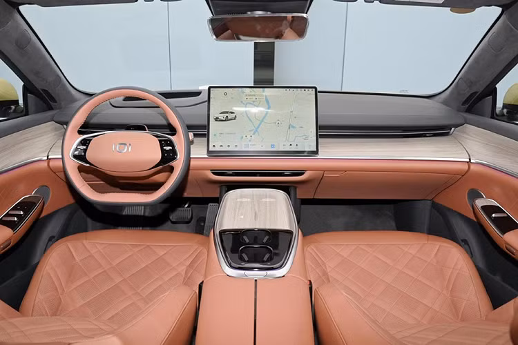 Bên trong, Changan Qiyuan A07 có màn hình trung tâm 15,4 inch. Đường hầm trung tâm của nó có hai miếng sạc không dây và một cặp giá đỡ cốc. Không có lẫy chuyển số vì nó nằm sau vô lăng hai chấu đáy phẳng.