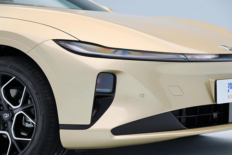 Changan Qiyuan A07 là mẫu xe sedan cỡ trung với ngôn ngữ thiết kế mới. Phần đầu xe sử dụng đèn LED chạy đơn và đèn pha tích hợp vào cản trước. Nhìn từ phía sau, A07 có cụm đèn hậu đơn. Các tính năng khác của nó là đường mái bóng bẩy và tay nắm cửa có thể thu vào. Kích thước của nó là 4905/1910/1480 mm với chiều dài cơ sở 2900 mm.