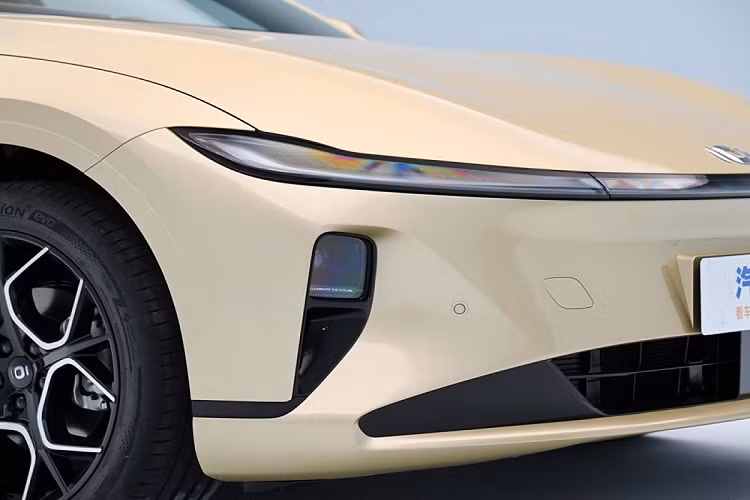 Changan Qiyuan A07 là mẫu xe sedan cỡ trung với ngôn ngữ thiết kế mới. Phần đầu xe sử dụng đèn LED chạy đơn và đèn pha tích hợp vào cản trước. Nhìn từ phía sau, A07 có cụm đèn hậu đơn. Các tính năng khác của nó là đường mái bóng bẩy và tay nắm cửa có thể thu vào. Kích thước của nó là 4905/1910/1480 mm với chiều dài cơ sở 2900 mm.