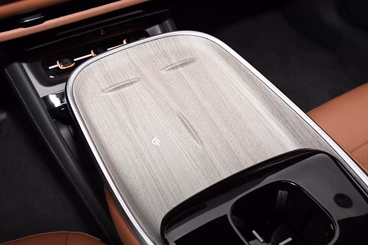 Qiyuan A07 không có bảng điều khiển, thay vào đó, nó có AR-HUD, đang trở thành một xu hướng mới của các nhà sản xuất ô tô Trung Quốc. Chiếc xe này cũng có 16 loa.