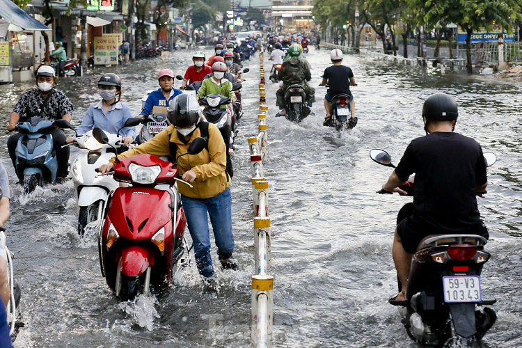 Cơn mưa nặng hạt bắt đầu từ lúc 14h khiến nhiều tuyến đường tại TPHCM bị ngập nặng. 