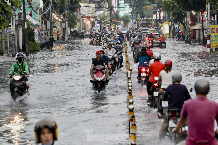 Thời điểm ngập diễn ra vào giờ tan tầm nên lượng xe lưu thông qua lại rất khó khăn. Một số người phải đặt xe công nghệ để giúp đẩy qua đoạn ngập.