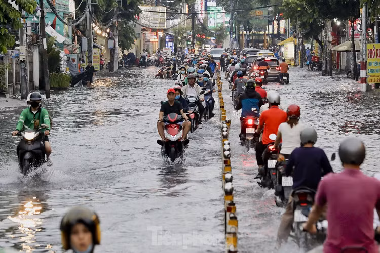 Thời điểm ngập diễn ra vào giờ tan tầm nên lượng xe lưu thông qua lại rất khó khăn. Một số người phải đặt xe công nghệ để giúp đẩy qua đoạn ngập.