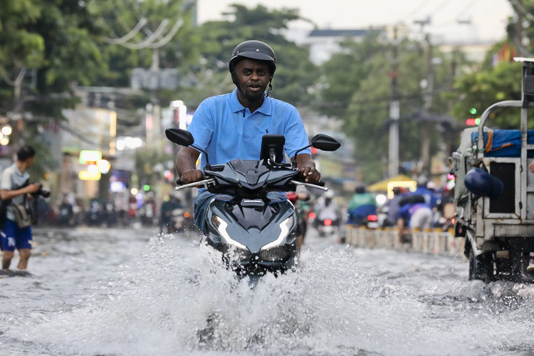 Nhiều người phải rất vất vả mới điều khiển được xe máy thoát ra được vùng ngập. Phương tiện lưu thông chỉ dám đi vào phần giữa của trục đường để đảm bảo xe không bị chết máy. 