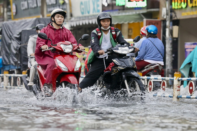 Nhiều phương tiện bị chết máy khi cố vượt qua đoạn trũng sâu trên đường Cây Trâm. Nhiều hàng quán trên đoạn đường Cây Trâm cũng bị ảnh hưởng do ngập nặng. 
