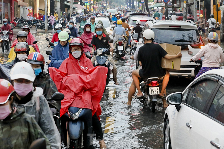 Đến gần 18h, lượng nước bắt đầu rút, người dân vội vã trở về sau khoảng thời gian đứng đợi. 