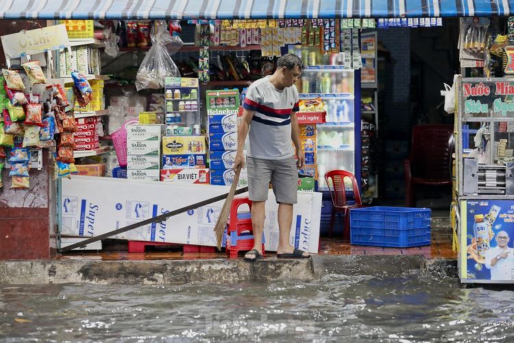 Cơ quan khí tượng cảnh báo mưa với cường độ lớn trong một thời gian ngắn gây ngập úng tại các khu đô thị. Trong mưa dông có khả năng xảy ra lốc, sét, mưa đá và gió giật mạnh.