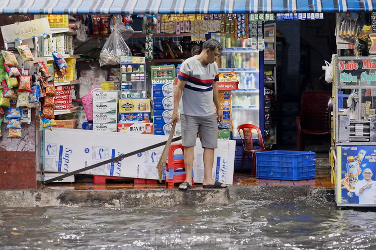Cơ quan khí tượng cảnh báo mưa với cường độ lớn trong một thời gian ngắn gây ngập úng tại các khu đô thị. Trong mưa dông có khả năng xảy ra lốc, sét, mưa đá và gió giật mạnh.