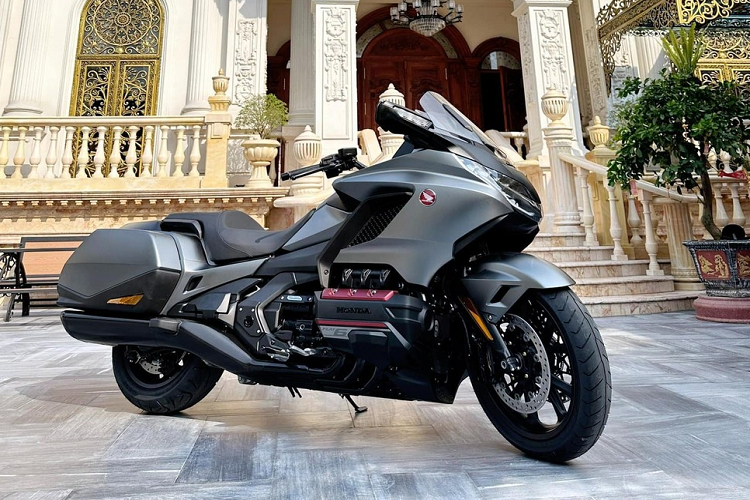 Những hình ảnh do đại gia Hoàng Kim Khánh chia sẻ lên mạng xã hội cho thấy, chiếc xe mô tô phân khối lớn Honda Gold Wing 2023 mới của mình có ngoại thất sơn màu đen nhám, đây là màu cũ, bên cạnh màu trắng, còn màu mới nhất cho bản 2023 là đỏ-đen. Dù vậy, màu đen nhám trên xe Honda Gold Wing vẫn được đánh giá rất cao về độ thẩm mỹ, không bị lỗi thời dù hãng có cập nhập thêm các màu mới.