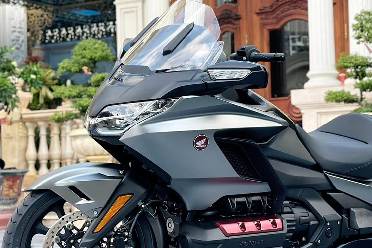 Khung sườn của Gold Wing dạng khung sườn đôi nhôm đúc, đi kèm với hệ thống treo thanh giằng kép kết hợp với bộ phận giảm xóc điện tử. Xe lắp thùng sau dung tích 61 lít và hai thùng 60 lít ở hai bên yên xe. Yên bọc da cao cấp. Kính chắn gió điều chỉnh độ cao bằng nút bấm. Gold Wing sử dụng hệ thống đèn LED, hệ thống giải trí và dàn loa đã được thiết kế lại, nhằm giảm trọng lượng, người ngồi sau có thể điều chỉnh âm thanh đặt phía trên thùng đồ bên trái.