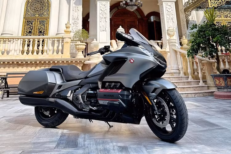 Những hình ảnh do đại gia Hoàng Kim Khánh chia sẻ lên mạng xã hội cho thấy, chiếc xe mô tô phân khối lớn Honda Gold Wing 2023 mới của mình có ngoại thất sơn màu đen nhám, đây là màu cũ, bên cạnh màu trắng, còn màu mới nhất cho bản 2023 là đỏ-đen. Dù vậy, màu đen nhám trên xe Honda Gold Wing vẫn được đánh giá rất cao về độ thẩm mỹ, không bị lỗi thời dù hãng có cập nhập thêm các màu mới.