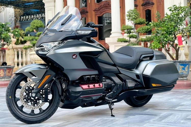 Nhằm giảm tối đa cân nặng nên ở phiên bản mới, bình xăng của Gold Wing 2023 có dung tích 21 lít, nhỏ hơn so với bản cũ, tuy nhiên mức tiêu thụ nhiên liệu của xe chỉ đạt 5,6 lít / 100km. Vì là dòng xe Touring nên Goldwing 2023 được thiết kế sao cho cả người lái lẩn người ngồi sau được thoải mái nhất với phần yên 2 tầng, bọc da sang trọng, ngay cả khi phải di chuyển liên tục trong nhiều giờ.