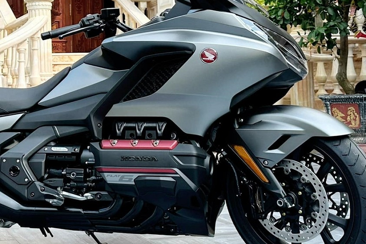 Honda Gold Wing 2023 của đại gia Hải Dương mới bổ sung vào bộ sưu tập xe 2 bánh ước tính có giá trị trên 8 tỷ đồng của mình được coi là phiên bản đi trước thời đại với thiết kế kiểu dáng sắc sảo hoàn toàn mới, bổ sung thêm nhiều tùy chọn, chế độ lái cùng khối động cơ đã được tinh chỉnh hứa hẹn sẽ mang đến cho người lái những trãi nghiệm hoàn toàn mới. Ở phiên bản 2023, Gold Wing giữ nguyên thiết kế tổng thể, động cơ và công nghệ không thay đổi.