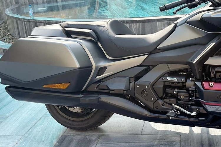 "Ông vua đường trường" Honda Goldwing 2023 lắp màn hình TFT 7 inch, hiển thị thông tin giải trí và định vị đồng thời hỗ trợ ứng dụng Apple CarPlay để kết nối điện thoại iPhone với xe cùng 2 đồng hồ Analog hiển thị vòng tua và tốc độ. Tổng thể xe có chiều dài x rộng x cao lần lượt là 2.575 mm x 905 mm x 1.555 mm, khoảng sáng gầm 130 mm, chiều cao yên 745 mm, chiều dài cơ sở 1.695 mm. Trọng lượng xe chỉ còn 384 kg nhẹ hơn với bản cũ nhờ hệ thống khung gầm, động cơ, tay đòn đã được thiết kế lại.