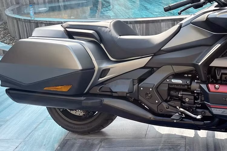 "Ông vua đường trường" Honda Goldwing 2023 lắp màn hình TFT 7 inch, hiển thị thông tin giải trí và định vị đồng thời hỗ trợ ứng dụng Apple CarPlay để kết nối điện thoại iPhone với xe cùng 2 đồng hồ Analog hiển thị vòng tua và tốc độ. Tổng thể xe có chiều dài x rộng x cao lần lượt là 2.575 mm x 905 mm x 1.555 mm, khoảng sáng gầm 130 mm, chiều cao yên 745 mm, chiều dài cơ sở 1.695 mm. Trọng lượng xe chỉ còn 384 kg nhẹ hơn với bản cũ nhờ hệ thống khung gầm, động cơ, tay đòn đã được thiết kế lại.