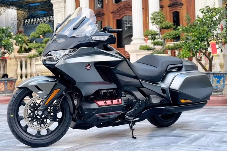 Nhằm giảm tối đa cân nặng nên ở phiên bản mới, bình xăng của Gold Wing 2023 có dung tích 21 lít, nhỏ hơn so với bản cũ, tuy nhiên mức tiêu thụ nhiên liệu của xe chỉ đạt 5,6 lít / 100km. Vì là dòng xe Touring nên Goldwing 2023 được thiết kế sao cho cả người lái lẩn người ngồi sau được thoải mái nhất với phần yên 2 tầng, bọc da sang trọng, ngay cả khi phải di chuyển liên tục trong nhiều giờ.