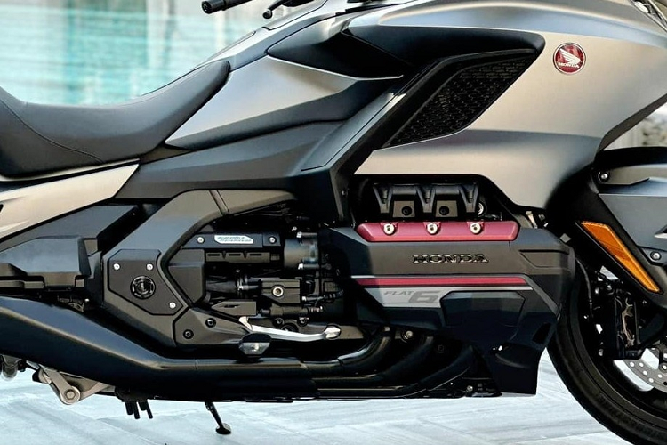 Về hệ truyền động, hãng xe Honda đã trang bị cho "ông vua đường trường" Gold Wing 2023 động cơ 6 xi-lanh đối xứng nằm ngang, dung tích 1.833 phân khối, công suất 124,7 mã lực tại dải vòng tua máy 5.500 vòng/phút và mô-men xoắn cực đại 170 Nm tại dải vòng tua máy 4.500 vòng/phút. Chiếc siêu mô tô dành cho đường trường này đã được cải tiến đạt chuẩn khí thải Euro 5.