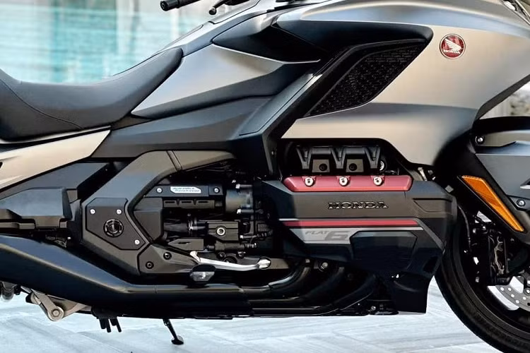 Về hệ truyền động, hãng xe Honda đã trang bị cho "ông vua đường trường" Gold Wing 2023 động cơ 6 xi-lanh đối xứng nằm ngang, dung tích 1.833 phân khối, công suất 124,7 mã lực tại dải vòng tua máy 5.500 vòng/phút và mô-men xoắn cực đại 170 Nm tại dải vòng tua máy 4.500 vòng/phút. Chiếc siêu mô tô dành cho đường trường này đã được cải tiến đạt chuẩn khí thải Euro 5.